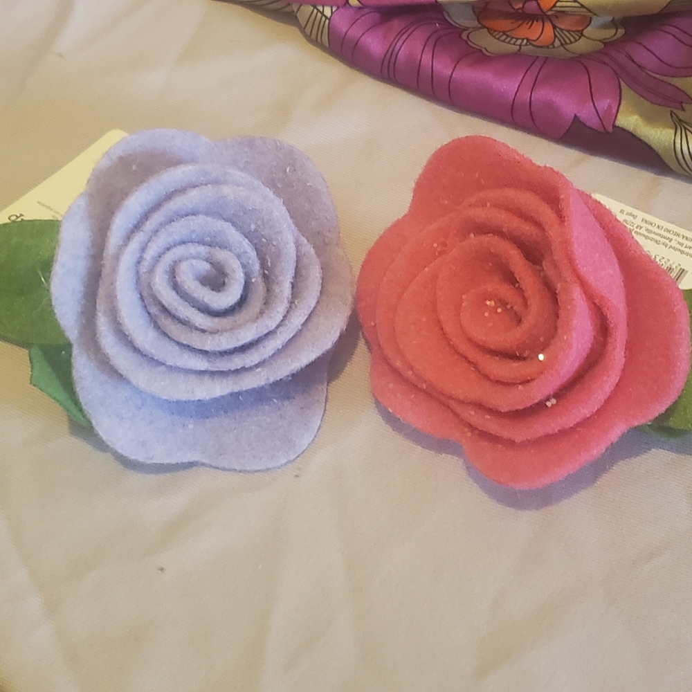 🖐5/$25🖐Purple and pink clip-on flowers